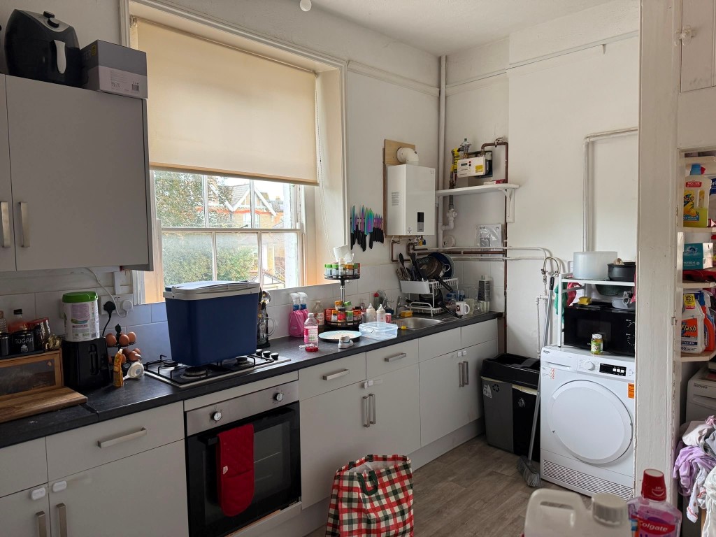 Lot: 133 - FREEHOLD BUILDING ARRANGED AS THREE FLATS PLUS BASEMENT - Kitchen of one of the tenanted flats